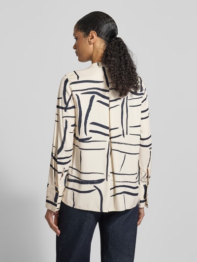 Frauenmodel trägt Regular Fit Hemdbluse aus reiner Viskose von Tommy Hilfiger mit Allover-Muster, feiner Webstruktur, Ganzkörperansicht Rückansicht.