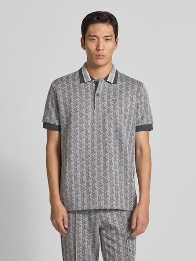 Männermodel trägt Regular Fit Poloshirt mit Baumwoll-Anteil von Lacoste, Optik:Unifarben, Allover-Muster, Jacquard, Ganzkörperansicht von vorne.