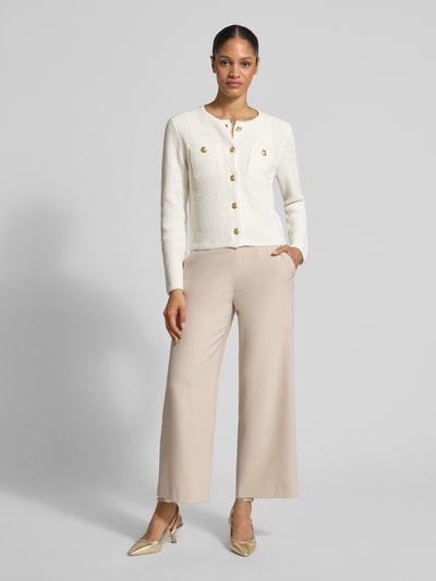 Frauenmodel trägt Wide Fit Schlupfhose mit Viskose-Anteil Modell 'Palina' von Raffaello Rossi, Crêpe-Struktur, Ganzkörperansicht von vorne