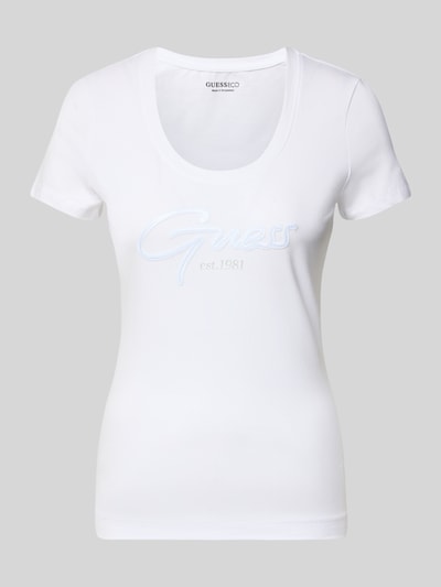 Produktfoto, weißes T-Shirt mit U-Ausschnitt Modell 'SCRIPT' von Guess aus Baumwoll-Elasthan-Mix, körpernaher Schnitt, Label-Stitching.