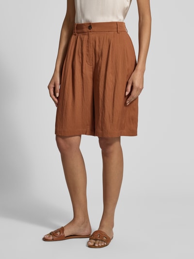 Modelka nosi Bermudas mit Eingrifftaschen von Jake*s Collection w kolorze ceglastym, krój regular fit, kieszenie z przodu, długość do kolan, szerokość w rozmiarze 38: 40 cm, długość nogawki wewnętrznej w rozmiarze 38: 80 cm, ujęcie całej sylwetki z przodu.