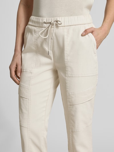 Frauenmodel trägt Cargohose mit Pattentaschen Modell 'SUE' von TONI aus Baumwoll-Mix mit Stretch-Anteil, verkürzte Passform, Nahaufnahme Oberkörper.