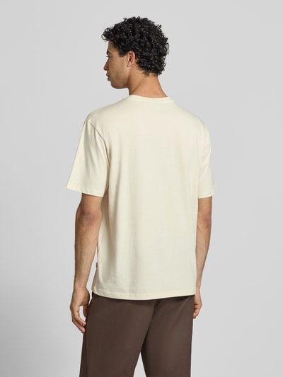 Männermodel trägt Relaxed Fit T-Shirt aus reiner Baumwolle Modell 'RICO' von Only & Sons, Optik: Unifarben, Ganzkörperansicht Rückansicht.