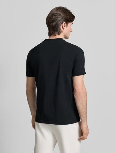 Męski model nosi T-shirt mit Label-Print od BOSS Green, mieszanka bawełny i elastanu, prosty krój, jednokolorowy, okrągły dekolt, długość tyłu 71 cm w rozmiarze M, widok całej sylwetki z tyłu.