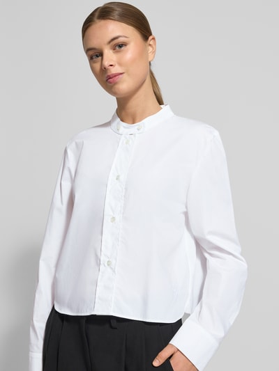 Frauenmodel trägt Regular Fit Hemdbluse aus reiner Baumwolle von Emporio Armani, weiß, Stehkragen mit Knopfverschluss, Langärmelig, Ganzkörperansicht von vorne.
