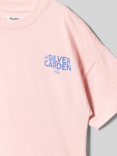 Produktfoto, Regular Fit T-Shirt mit Logo-Print von Garcia in Rosa, reiner Baumwollstoff, Statement-Print, Rundhalsausschnitt, Detailaufnahme