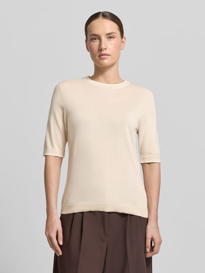 Kobiece model prezentuje Regular Fit T-Shirt aus Baumwoll-Modal-Mix von s.Oliver BLACK LABEL, beżowy, imitacja dzianiny, krótki rękaw, okrągły dekolt, prążkowane wykończenie, mieszanka bawełny i modalu, widok z przodu na całą sylwetkę.