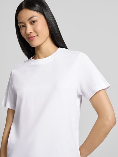 Frauenmodel trägt Regular Fit T-Shirt aus reiner Baumwolle von s.Oliver RED LABEL in Weiß mit glatter Textur, Nahaufnahme Oberkörper.