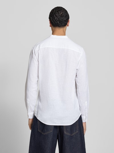 Männermodel trägt Slim Fit Freizeithemd aus Baumwoll-Leinen-Mix Modell 'CAIDEN' von Only & Sons, Optik: Unifarben, Ganzkörperansicht Rückansicht