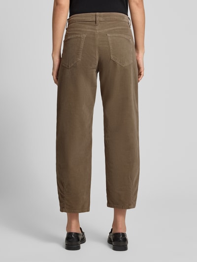 Vrouwenmodel draagt beige corduroy broek Barrel Fit model 'ELIN' van CAMBIO uit pure katoen, dames corduroy broek, volledige achteraanzicht.