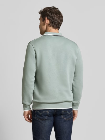 Männermodel trägt Sweatshirt mit Troyer-Kragen von Christian Berg Men in Mintgrün, Baumwoll-Mix, Slim Fit, Rückenansicht, Ganzkörperansicht Rückansicht.