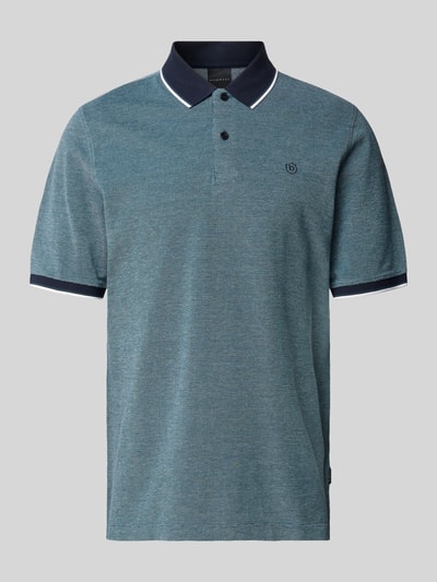 Produktfoto, Regular Fit Poloshirt mit Label-Stitching von bugatti aus reiner Baumwolle in Blau, mit Knopfleiste und kurzen Ärmeln