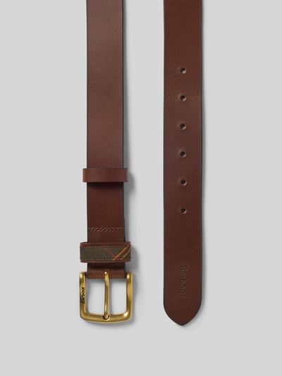 Produktfoto, Gürtel aus echtem Leder mit Label-Prägung von Barbour in Braun mit goldfarbener Schnalle, glatte Textur, Herren Gürtel von Barbour