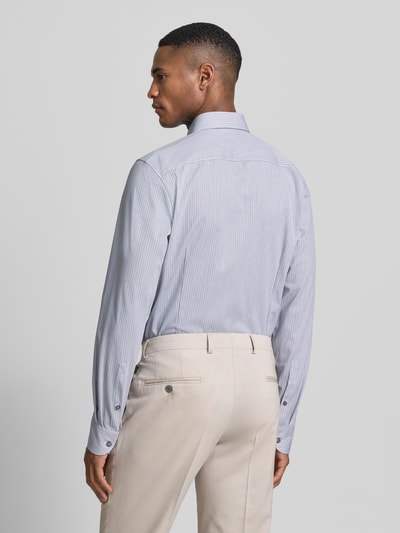 Männermodel trägt Slim Fit Business-Hemd mit Kentkragen von OLYMP Level Five, Baumwoll-Mix mit Stretch-Anteil, Rückenansicht, Ganzkörperansicht Rückansicht.