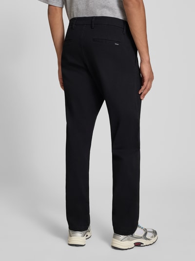 Männermodel trägt Straight Fit Hose aus Baumwoll-Mix Modell 'Kane' von JACK & JONES in Dunkelblau, Eingriff- und Gesäßtaschen, Ganzkörperansicht Rückansicht, elastisches Material, Kontext: Herren Hose, Knopf- und Reißverschluss, Bundweite 41 cm, Innenbeinlänge 77 cm.