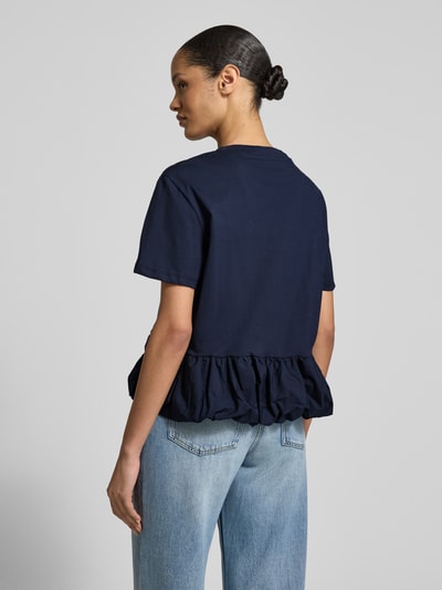 Männermodel trägt T-shirt mit okrągły dekolt od Rich & Royal z bawełny, krój relaxed fit, rękaw o dł. 1/2, długość tyłu 59 cm, widok z tyłu