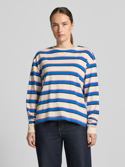 Frauenmodel trägt Regular Fit T-Shirt aus reiner Baumwolle von Jake*s Casual in Creme mit blauen, rosa und roten Streifen, Ganzkörperansicht von vorne.