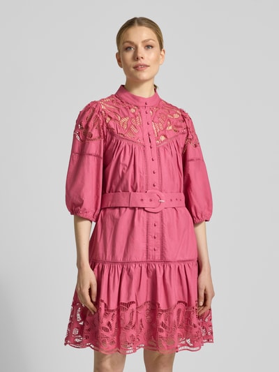 Frauenmodel trägt knielanges Kleid mit Spitze und Gürtel Modell 'CATY' von SUNCOO PARIS in Pink, reine Baumwolle, Stehkragen, taillierter Schnitt, Ganzkörperansicht von vorne