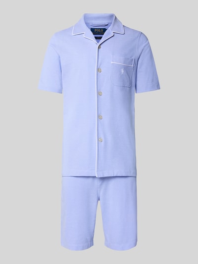 Produktfoto, Regular Fit Pyjama aus reiner Baumwolle von Polo Ralph Lauren Underwear in Hellblau mit weißer Paspel, einreihige Knopfleiste, Reverskragen, seitliche Eingrifftaschen, unifarbene Optik, Logo-Stitching, elastischer Bund, kurzärmeliges Oberteil und kurze Hose.