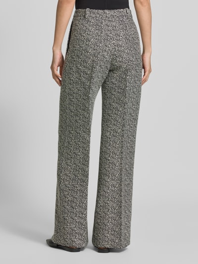 Frauenmodel trägt Regular Fit Weite Hose mit Baumwoll-Anteil Modell 'Hasmina' von HUGO, grau-schwarzes Muster, Damen Weite Hose, Ganzkörperansicht Rückansicht.