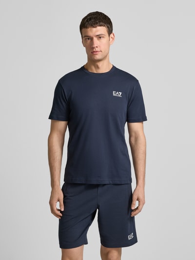 EA7 Emporio Armani T-Shirt mit Label-Print Dunkelblau 4