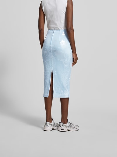 Frauenmodel trägt Midirock mit Allover-Pailettenbesatz von ROTATE aus Elastischer-Material-Mix in Hellblau, Slim-Fit, Nahtreißverschluss, Hakenverschluss, Ganzkörperansicht Rückansicht.