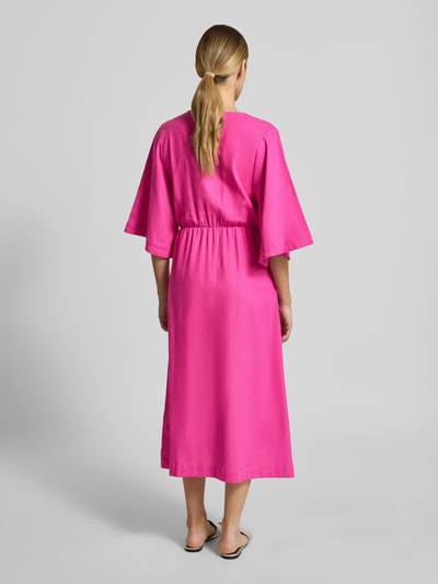Frauenmodel trägt Midikleid aus Leinen-Mix mit Kimonoärmeln Modell 'Laura' von GUIDO MARIA KRETSCHMER WOMAN in Pink, taillierter Schnitt, Wickel-Optik, glatte Textur, Ganzkörperansicht Rückansicht. Rückenlänge 122 cm, Brustweite 48 cm, Ärmellänge 40 cm bei Größe 36.