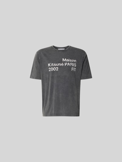 Produktfoto, Relaxed Fit T-Shirt mit Logo-Print von MAISON KITSUNÉ, Herren T-Shirt aus reiner Baumwolle, Rundhalsausschnitt, kurzärmelig, Rückenlänge 69 cm bei Größe M, anthrazitfarbene, leicht verwaschene Optik, weiße Schrift, weiche Baumwoll-Textur