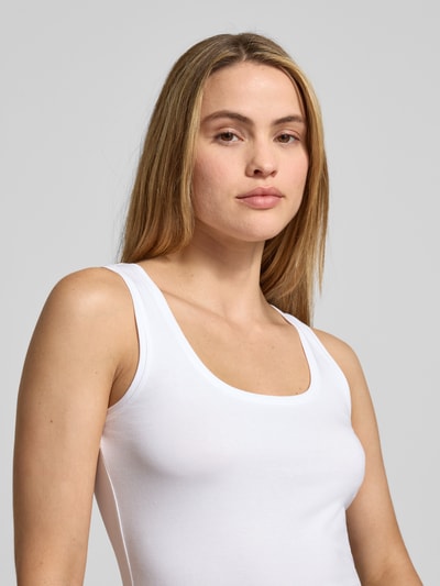 Frauenmodel trägt Tanktop aus Baumwoll-Elasthan-Mix von Opus, taillierter Schnitt, Rundhalsausschnitt, Modell Daily E, Nahaufnahme Oberkörper.