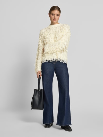 Frauenmodel trägt Strickpullover mit Fransen Modell 'PINAR' von Cph Muse, Cremefarbe, Regular Fit, Materialmix, Jeans, Ganzkörperansicht von vorne.