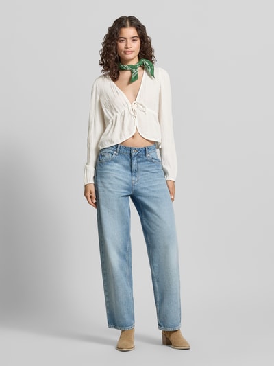 Frauenmodel trägt Regular Fit Langarmbluse aus reiner Baumwolle Modell 'SASTINA' von Pieces, Optik: Unifarben, Musse­lin, Ganzkörperansicht von vorne.