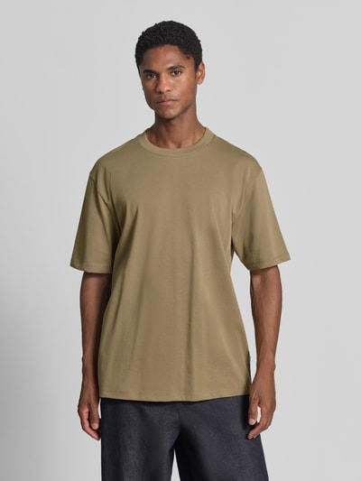 Męski model nosi Oversized T-Shirt aus reiner Baumwolle von Lindbergh, kolor khaki, prosta struktura, krój oversized, Długość tyłu w rozmiarze M: 70 cm, czysta bawełna, całkowity widok z przodu