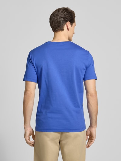 Männermodel trägt Regular Fit T-Shirt mit Logo-Stitching van Gant in blauw, gemaakt van katoen, ronde hals, ruglengte maat M 68 cm, Ganzkörperansicht Rückansicht.