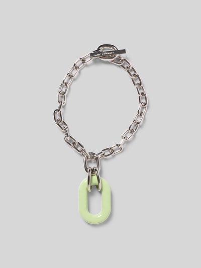 Produktfoto, Armband in Ketten-Optik von Rabanne, silberfarbenes Metall mit Logo-Prägung, Charm, Knebelverschluss, grünem Anhänger, Tasche mit Tunnelzug