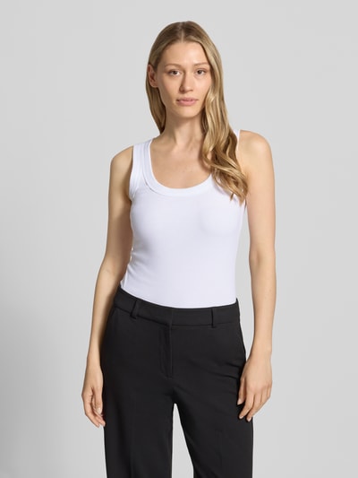 Frauenmodel trägt Tanktop mit Rundhalsausschnitt von Marc Cain, weiß, fein gerippt, körpernaher Schnitt, Baumwoll-Mix mit Stretch, Nahaufnahme Oberkörper.