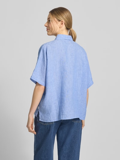 Frauenmodel trägt Relaxed Fit Leinenbluse mit Streifenmuster Modell 'MELANIA' von ECOALF in Blau mit Hemdblusenkragen und Knopfleiste, reines Leinen, Rückenlänge 63 cm, Ärmellänge 26 cm, Ganzkörperansicht Rückansicht.