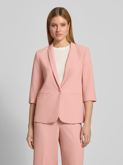 Vrouwenmodel draagt Regular fit blazer met 3/4-mouw model 'Junie Miley' van MOS MOSH in lichtroze, reverskraag, knoopsluiting, ganzekörperansicht van voren. Ruglengte maat 36: 65 cm, borstwijdte: 48 cm, mouwlengte: 42 cm.