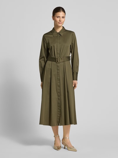 Vrouwenmodel draagt Regular Fit Midikleid mit Umlegekragen van comma in olijfgroen, elastische katoenmix, taillering, lange mouwen, afneembare stoffen riem, knoopsluiting, frontaal volledig zichtbaar, gehele lichaamsaanzicht.