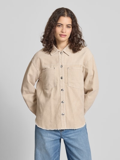 Modelka nosi Regular Fit Hemdjacke aus reiner Baumwolle Modell 'MAIKO-BITTEN' od Only, beżowy sztruks z nitami, krój regular fit, widok z przodu, ujęcie całej sylwetki.