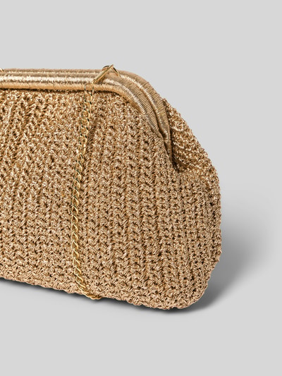 Produktfoto, Handtasche mit Schulterriemen von Jake*s Cocktail in goldener Metallic-Optik, Strukturmuster, Ketten-Optik, Hauptfach mit Schnallenverschluss, Maße 24x15x8 cm, Schulterriemenlänge 110 cm