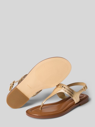 Produktfoto, sandały z naturalnej skóry model 'Mandy' od MICHAEL Michael Kors, złoty kolor, detal z logo, gładka podeszwa, wysokość obcasa 1 cm w rozmiarze 39, zaokrąglony czubek