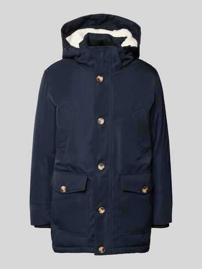 Produktfoto, Parka mit Kapuze und Pattentaschen von MCNEAL in Dunkelblau, glatte Textur, goldfarbene Knöpfe, Regular Fit