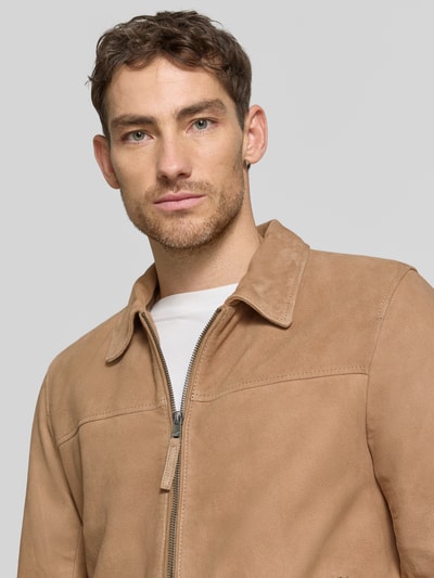 Männermodel trägt Lederjacke aus schafsnubuk mit ritssluiting model 'TRIVEN' van MAURITIUS, regular fit, platte kraag, ritszakken, nahaufnahme oberkörper.