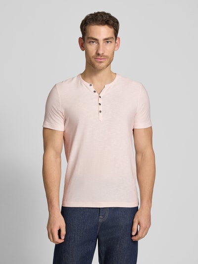 Männermodel trägt T-Shirt mit V-Ausschnitt und Knopfleiste von MCNEAL aus Reine Baumwolle, Regular-Fit, Rückenlänge 68 cm, Ganzkörperansicht von vorne.