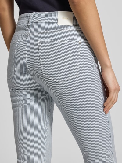 Frauenmodel trägt Jeans mit Eingrifftaschen Modell 'SHAKIRA' von Brax, Baumwoll-Mix mit Stretch-Anteil, verkürzte Passform, Nahaufnahme Rückansicht.