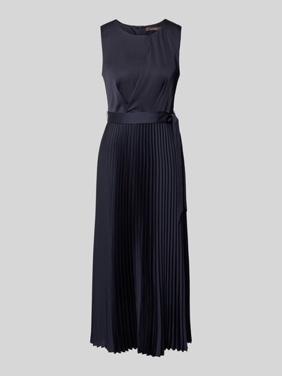 Produktfoto, granatowe Cocktailkleid mit Plisseefalten von Vera Mont, talia podkreślona, długość midi, okrągły dekolt, drapowania, pasek w talii, plisowana spódnica, zamek na plecach, długość tyłu 126 cm, szerokość w rozmiarze 36: 30 cm, tekstura gładka i plisowana