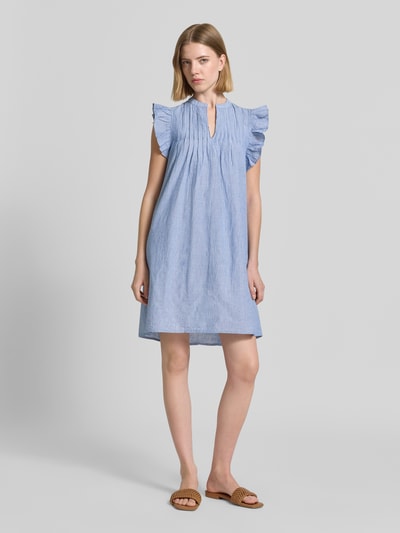 Frauenmodel trägt Knielanges Kleid mit Rüschenärmeln Modell 'Gemala' von mbyM aus Reine Baumwolle, Loose-Fit, Serafino-Kragen, Ganzkörperansicht von vorne.