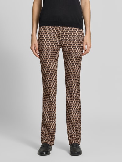 Frauenmodel trägt Flared Cut Hose im Allover-Look mit elastischem Bund von Marc Cain, Material-Mix mit Stretch, Ganzkörperansicht von vorne.