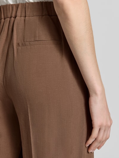 Frauenmodel trägt Culotte mit Leinen-Anteil und elastischem Bund Modell 'Celino' von Someday, Viskose-Mix, Detailaufnahme Rückansicht.