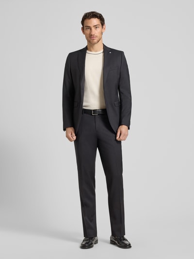 Mężczyzna nosi Regular Fit 2-Knopf-Sakko Modell 'Colvin' von CG - Club of Gents z czystej wełny, kolor ciemny, z klapami i kieszeniami z patkami, długość pleców 74 cm, szerokość w rozmiarze 50: 45 cm, długość rękawa 67 cm, widok całej sylwetki z przodu.